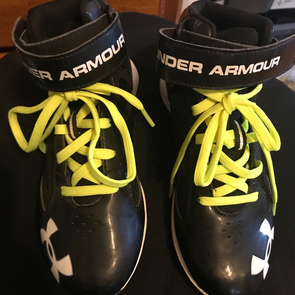 Youth Under Armour Black Cleat Shoes Size 4.5